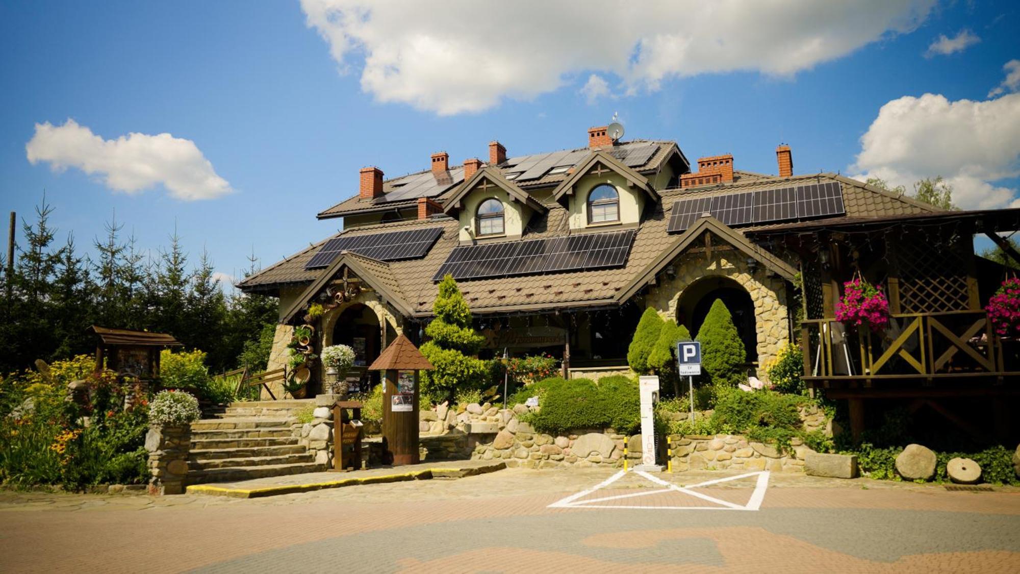 Hotel Restauracja Jas Wedrowniczek Rymanow Exterior photo